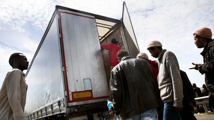 Útoky migrantů na české kamiony: Řidičům hrozí pokuty i po šesti letech