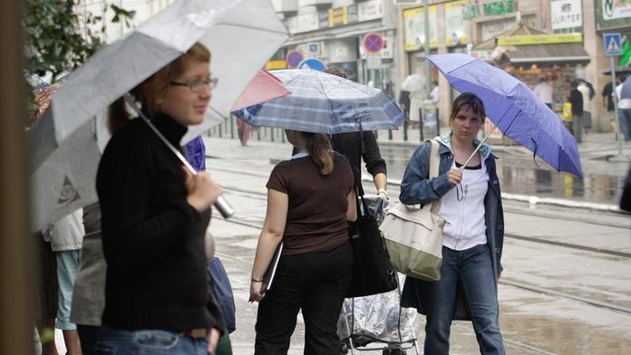 Silný déšť v noci ustane, poprchávat ale bude dál