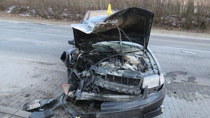 Opilý řidič na policisty vulgárně gestikuloval. Při tom naboural