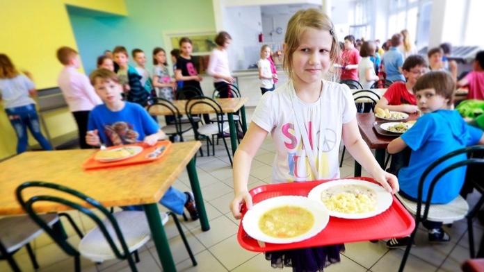 Zdražování zasáhne i obědy pro školáky. Jídelnám chybí peníze