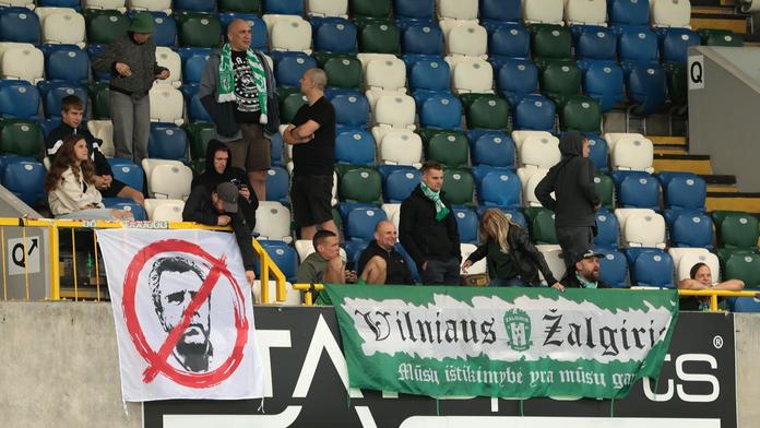 Sbal se! Fanoušci v Litvě chtějí odvolání trenéra, na hřiště mu naházeli kufry