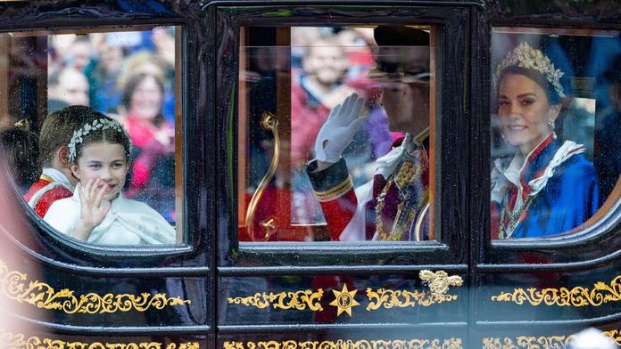 Hold Dianě i uznání krále. Šaty Kate a Charlotte měly symbolickou hodnotu