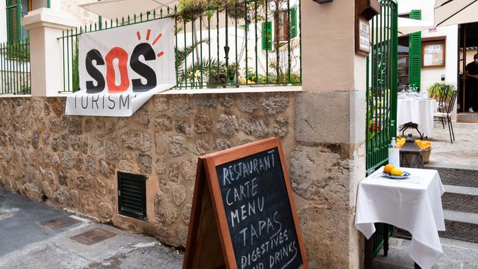 Krize na Mallorce: Vyděsili jsme turisty, zoufají si hotely. Restaurace zejí prázdnotou