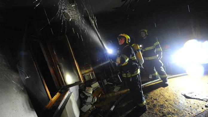 Při požáru rodinného domu zemřela kočka, škoda je 200 tisíc