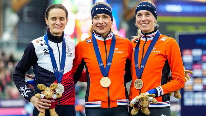 Stříbrná Martina Sáblíková (zleva), zlatá Joy Beuneová a bronzová Merel Conijnová