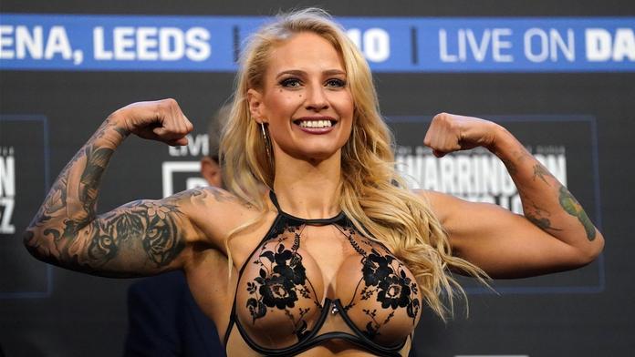 Sexy boxerka motivuje: Když se její oblíbený tým udrží, ukáže v šatně prsa
