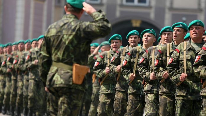 Ministerstvo špatně plánovalo, hrozí nedostatek vojenské výstroje