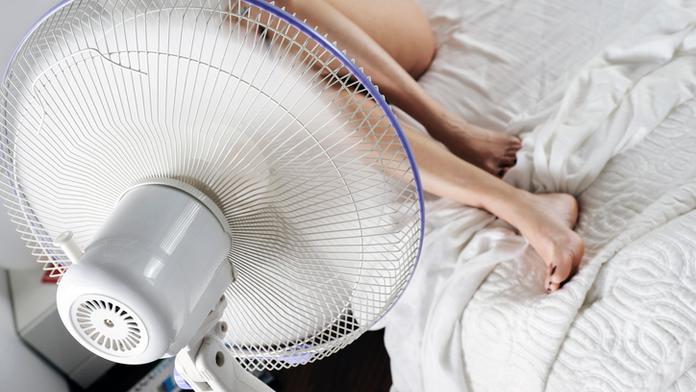 Spánek se zapnutým větrákem může poškodit zdraví, varuje expert