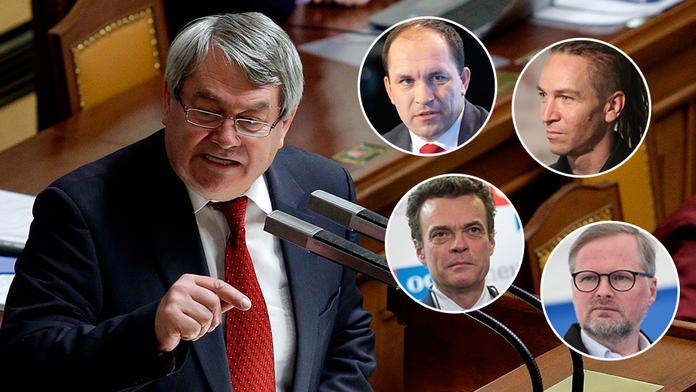 Agent Falmer ať si zamete před svým prahem, reagují politici na pomluvy