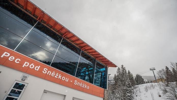 Prudký vítr zastavil lanovku na Sněžku. Vrcholek hory zakryla mlha