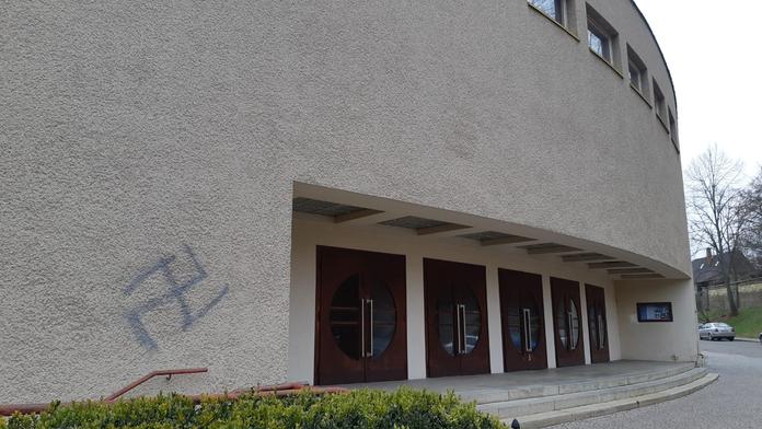 V Ústí nad Orlicí řádí sprejeři, na divadlo nastříkali hákový kříž