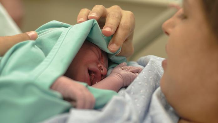 Do porodnice už to nestihli. Tomáš odrodil manželku v mrazu před nemocnicí