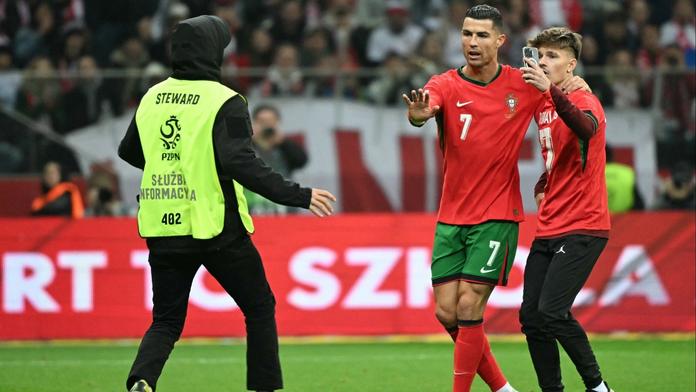 Ronaldo hrdinou Portugalska. Vstřelil gól, pak bránil fanouška před ochrankou