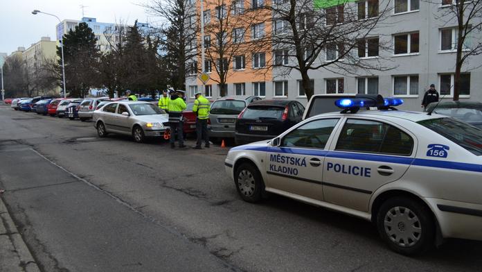V Kladně havaroval po kolapsu starší řidič osobního auta, je v kritickém stavu