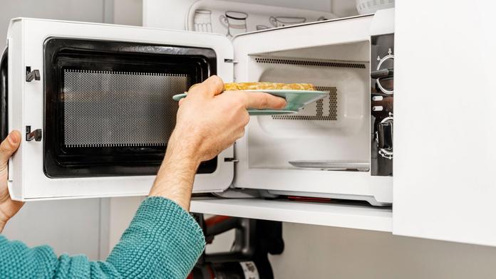 Některé pokrmy podruhé neohřívejte, říká expertka. Riskujete zdravotní obtíže