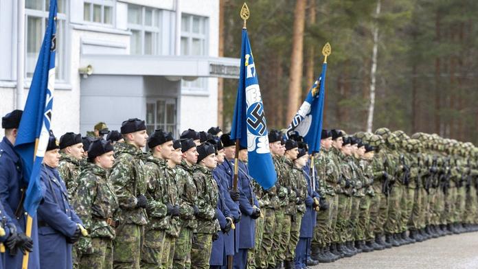 Finské letectvo přestane používat hákový kříž. Je to trapné, přiznává