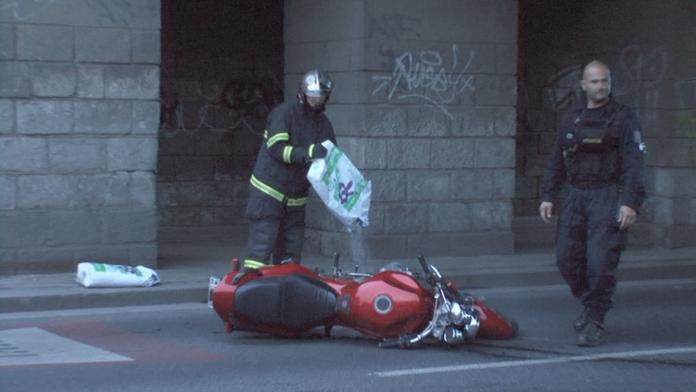 Motorkář narazil do auta, zlomil si ruce i nohy