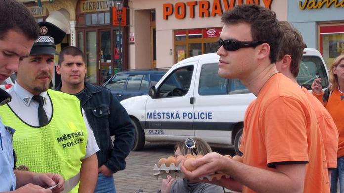 Po Paroubkovi znovu letělo vejce. Podruhé za týden