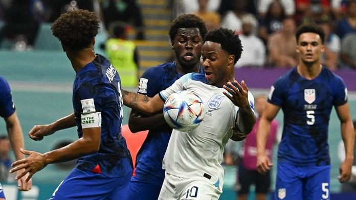 Šokovaný Sterling opustil Katar. Jeho rodina čelila ozbrojenému přepadení