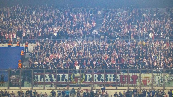 Fanoušek Slavie o útoku policie: Bylo to přehnané. Ocenil i reakci ochranky klubu
