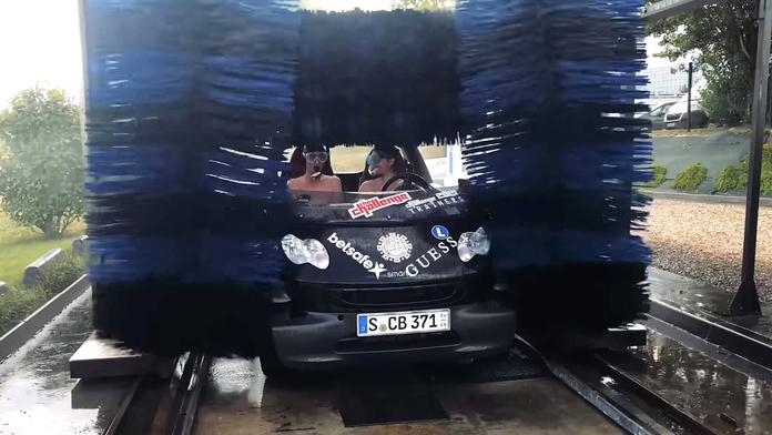 Jak bojovat s horkem? Blázni vjeli bez střechy do myčky! VIDEO