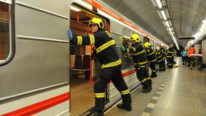 Metro B zastavil pád do kolejiště! Linka nejezdila v obou směrech