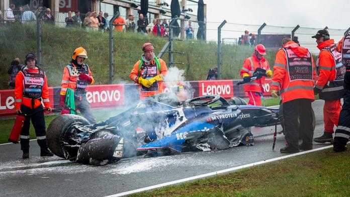 Těžká nehoda ve Formuli 1. Sargeantovo vozidlo začalo po nárazu hořet