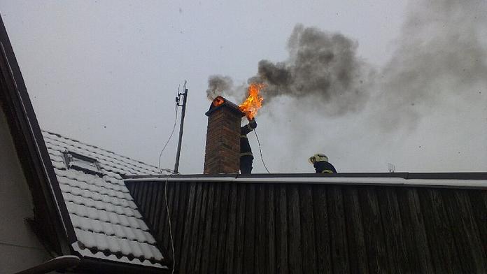 Nenechali jste si zkontrolovat komín? Hrozí vám mastná pokuta