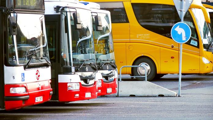 Muž zaútočil vidličkou na autobus! Řidič zabránil tragédii