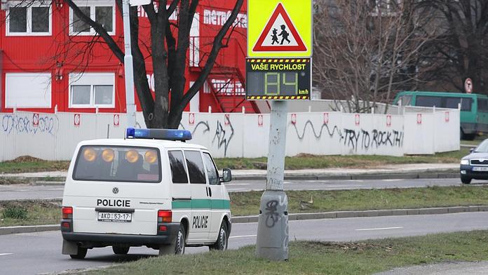 K čemu jsou radary, které jen ukazují rychlost? Na většinu řidičů zabírají