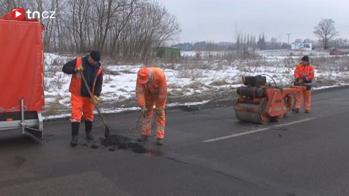 Na silnicích v Karlovarském kraji trápila řidiče ledovka! Řidiči musí být pozorní