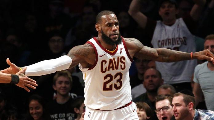LeBron byl k nezastavení a vyrovnal rekord Michaela Jordana!