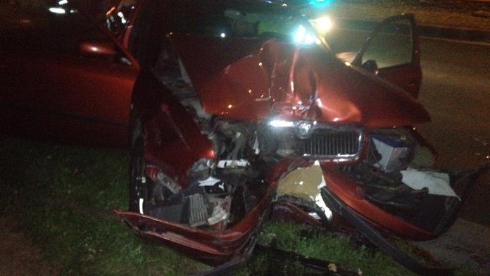 Opilá řidička rozbila auto o sloup. Nadýchala skoro 2 promile