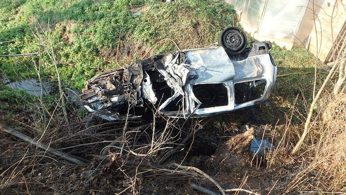 Muž se pokusil upálit! Polil se hořlavinou a autem sjel ze svahu