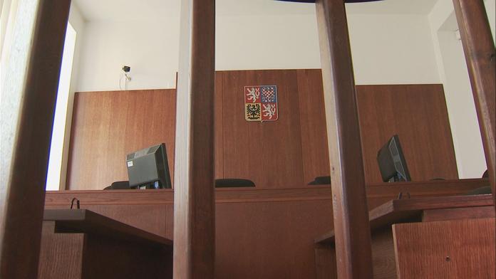 Soud odsoudil policistu kvůli zabití chataře. Byl to varovný výstřel, hájil se