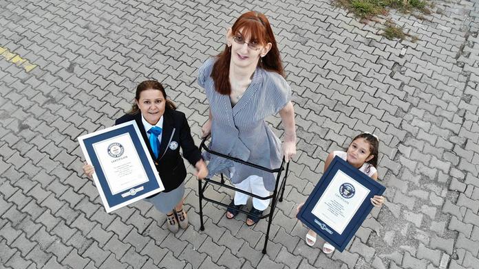 Nejvyšší žena světa cestovala letadlem. Museli vymontovat několik řad sedadel
