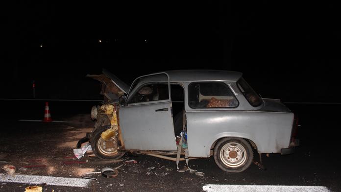 TRABANT skončil jako šrot, řidič čelní srážku nepřežil