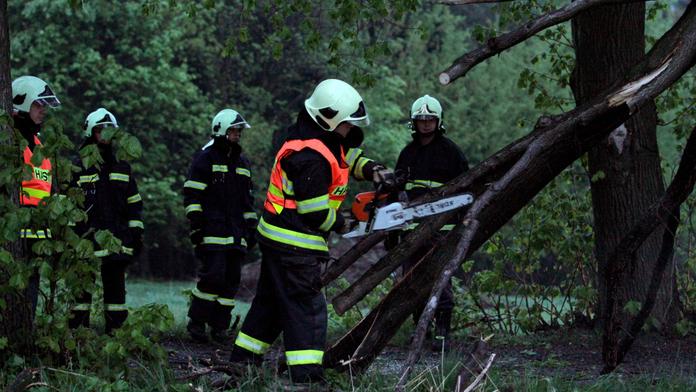 Bouřky polámaly stromy, zaplavily sklepy a zatarasily cesty vlakům