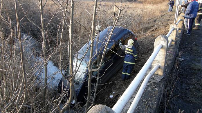 OBRAZEM: Auto skončilo v potoce