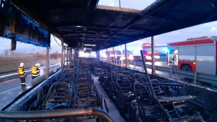 U Prahy úplně shořel příměstský autobus, lidé stačili utéct