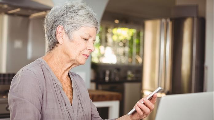 Odvážná seniorka vyfotila podvodníka přímo při činu. Obral ji o statisíce