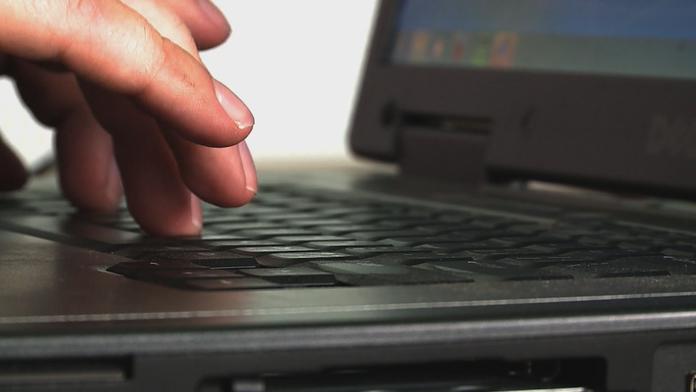 Můžu si na internetu psát, co chci? Ptejte se právníků ohledně kyberšikany