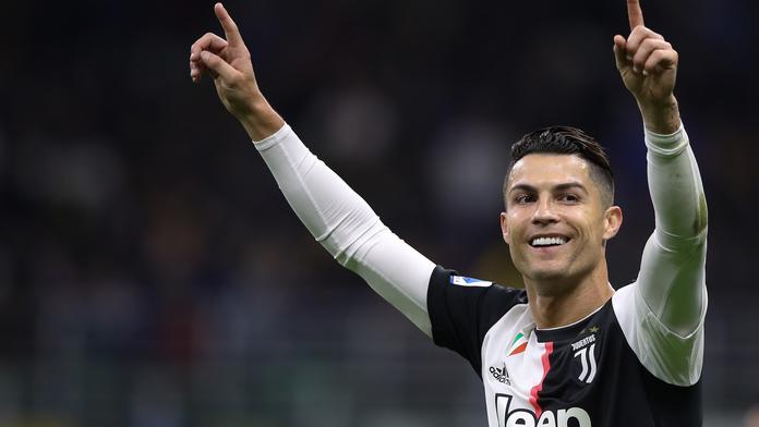 Sto gólů a dva rekordy: Kanonýr Ronaldo znovu přepsal historii