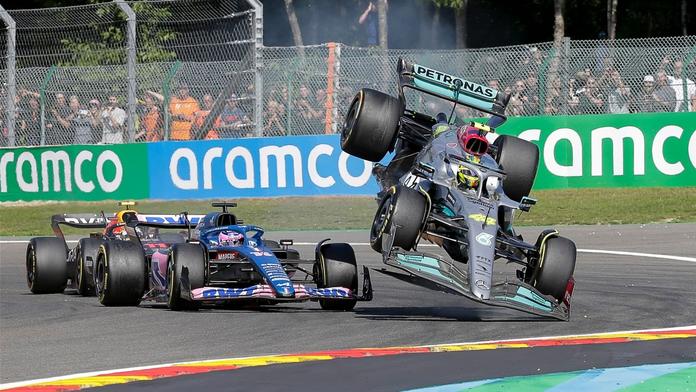 Je to idiot, řekl po kolizi s Hamiltonem Alonso. Brit chybu uznal