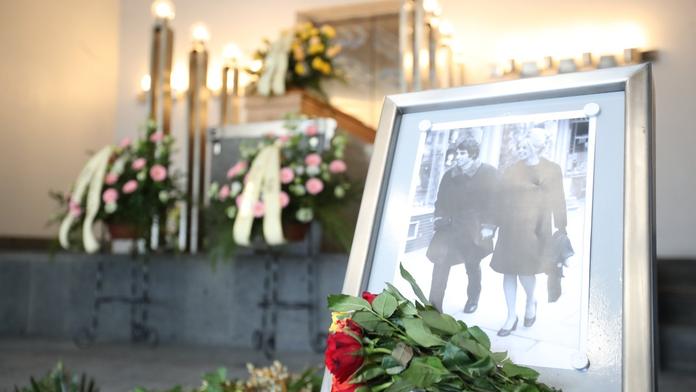 Pohřeb Ireny Greifové: Na rakvi ležel věnec od Laufera, ten o smrti své ženy neví