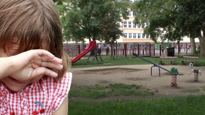 Strážníci prověřovali bezdomovce, našli u nich malou holčičku!
