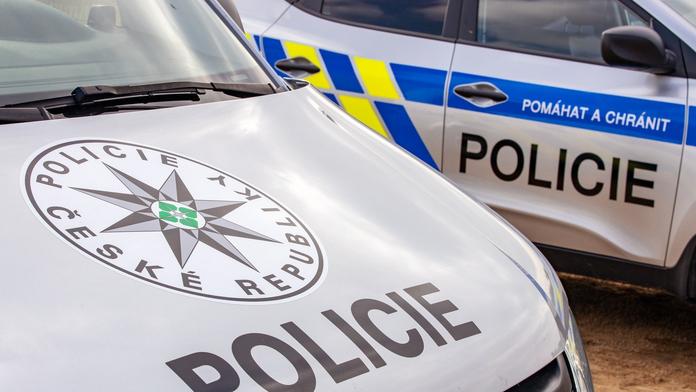 Policie potvrdila zásah na fotbale v Meziboří. Přijelo pět hlídek, okolnosti se řeší