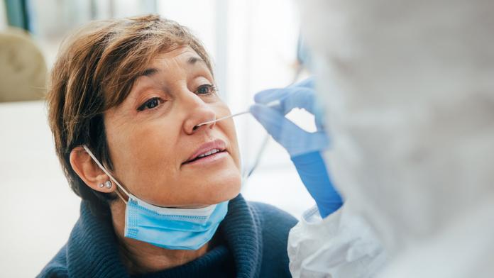 Covid se vrací. Problémy by ale mohla způsobit nová subvarianta, říká expert