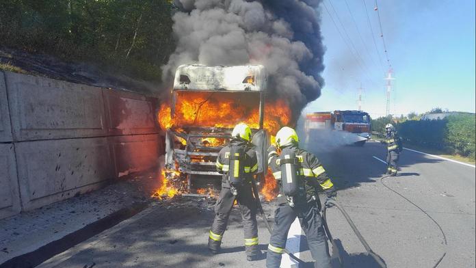 Dálnice D11 ve směru na Hradec Králové stála. Uzavřel ji hořící kamion