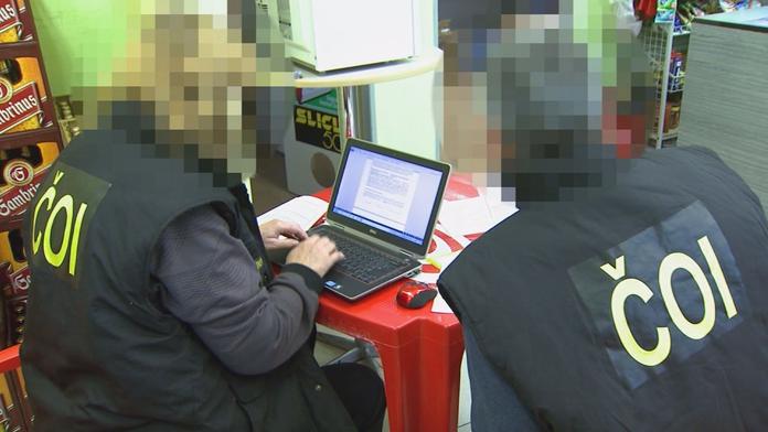 Inspekce zasahovala ve Vyšším Brodě. Našla padělky za miliony